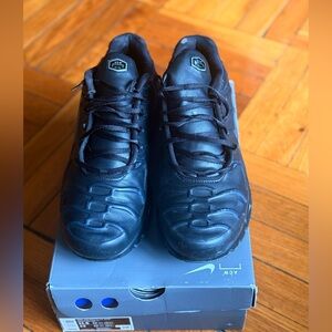 A cold wallXnike air max plus size 11.5 used. Wear and tear. Black on black